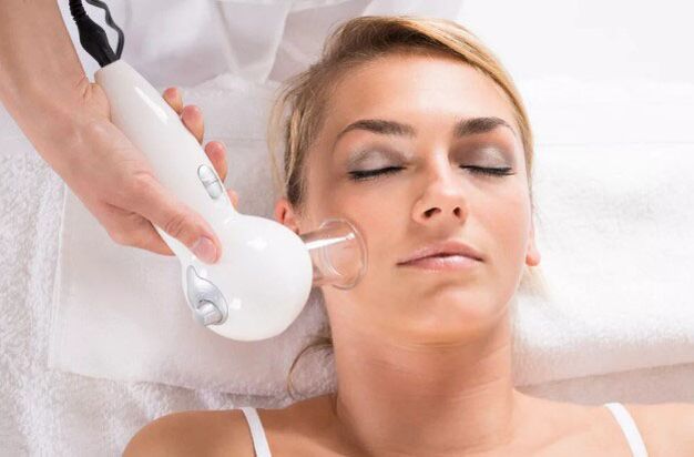 سيساعد إجراء التدليك الفراغي على تنظيف بشرة الوجه وتنعيم التجاعيد