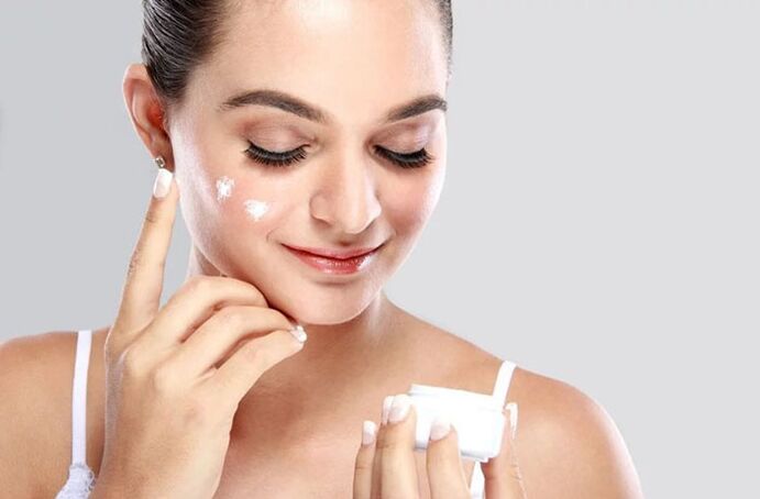 قبل استخدام المدلك، ضعي الكريم على وجهك